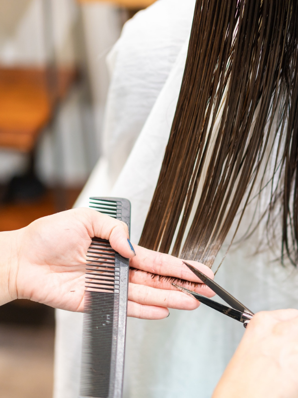 Zastřihávání konečků vlasů